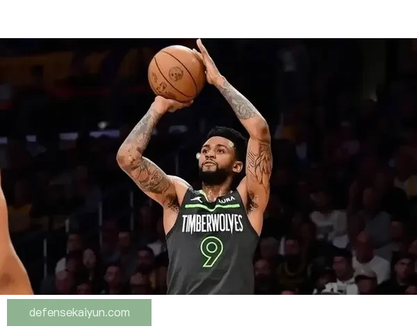 沃克防守端表现稳健，成为球队后防线的重要支柱